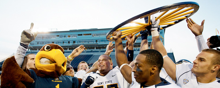 <p>Kent State players celebrate a victory with Flash in 2011.</p>