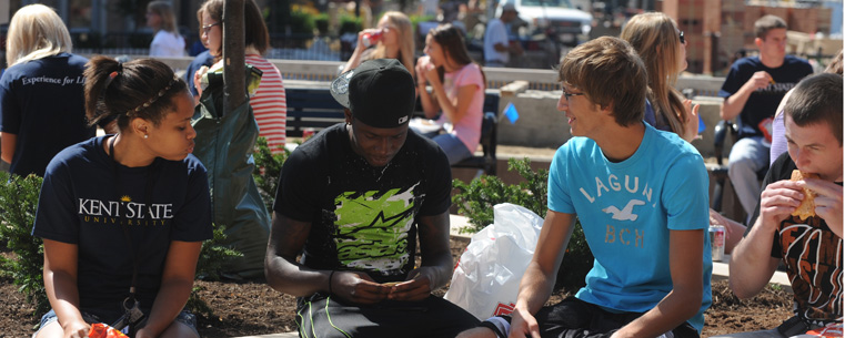 <p>Incoming freshmen share lunch following the 2010 Convocation.</p>