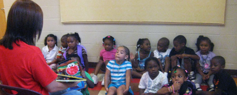 Kent State student Rebecca Chou (secondary literacy education) reads a story to kindergarten children in the Bridges to Kindergarten program. (Photo courtesy of Janice Kroeger, Kent State University.)<br />