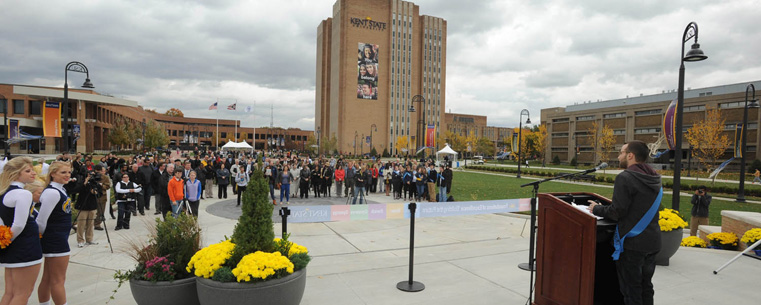 Evan Gildenblatt, executive director of Kent State’s Undergraduate Student Government, speaks during the ribbon-cutting ceremony for the new Student Green.