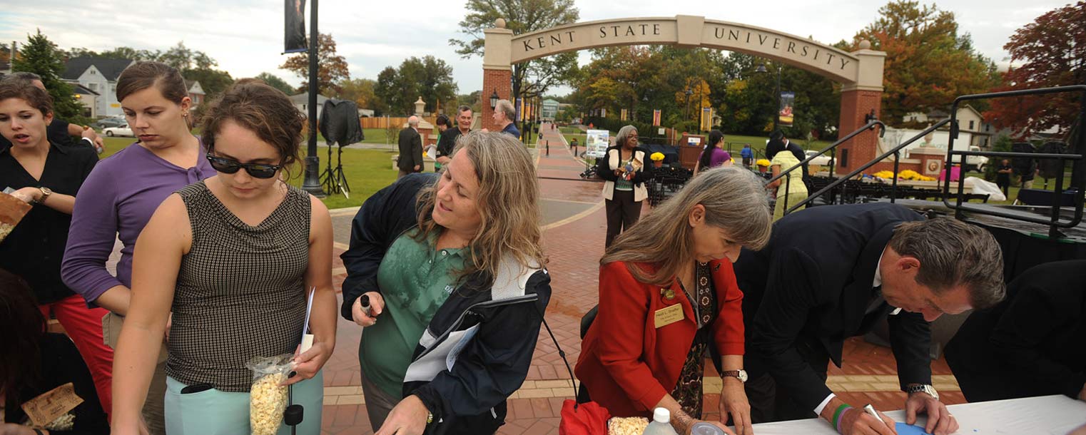 People attending the University Esplanade celebration personalize handcrafted leaves to be hung on the Partnership Tree float.