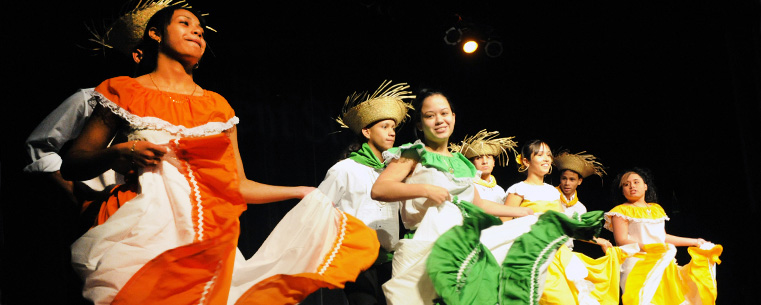 <p>Cleveland's Grupo Isla del Encanto folkloric dance troupe performs during opening night of the 2009 Kent State Folk Festival.</p>