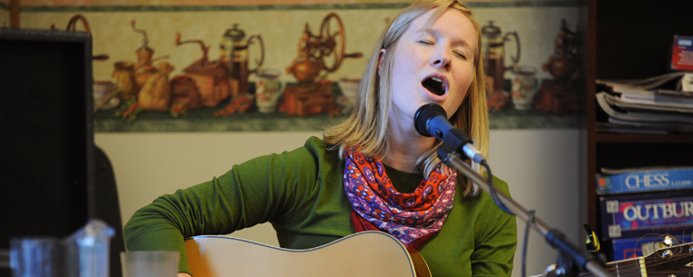 <p>A local performer participates in the Folk Alley ‘Round Town Friday night concerts, held in various locations throughout downtown Kent.</p>