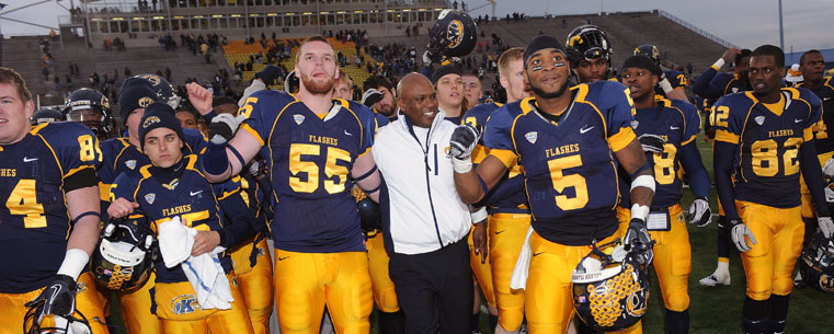 Head Coach Darrell Hazell joins the team in singing the Kent State fight song following their 28-22 win over Eastern Michigan.