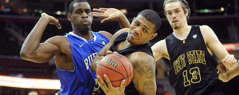 Kent State’s Darren Goodson scrambles for control of a loose ball, along with teammate Mark Henniger (13) , during the Golden Flashes 70-68 victory over Buffalo in the quarterfinal game of the Mid-American Conference Tournament in Cleveland.