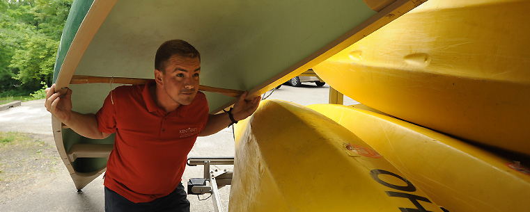 <p><font><font size="2">Recreational Services employees unload canoes at John Brown Tannery Park, in downtown Kent, for an afternoon excursion on the Cuyahoga River.</font></font></p>