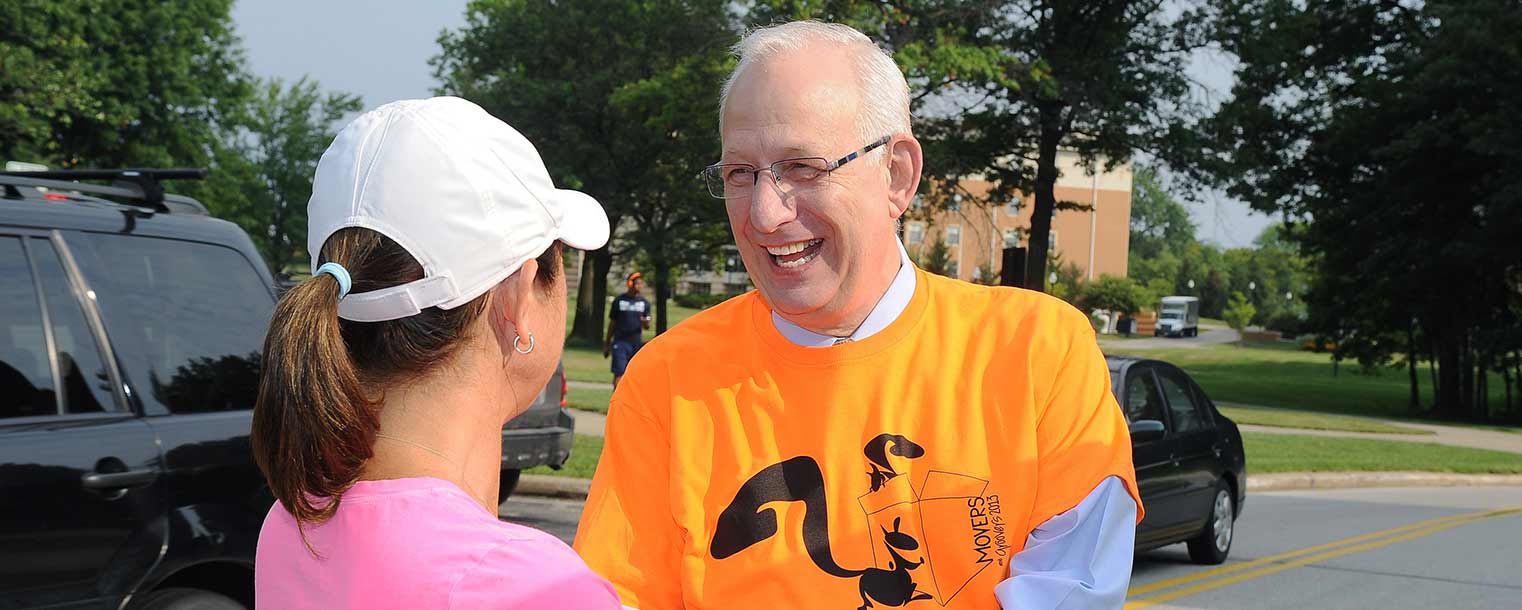 Kent State President Lester A. Lefton welcomes a family to campus during freshman move-in day.