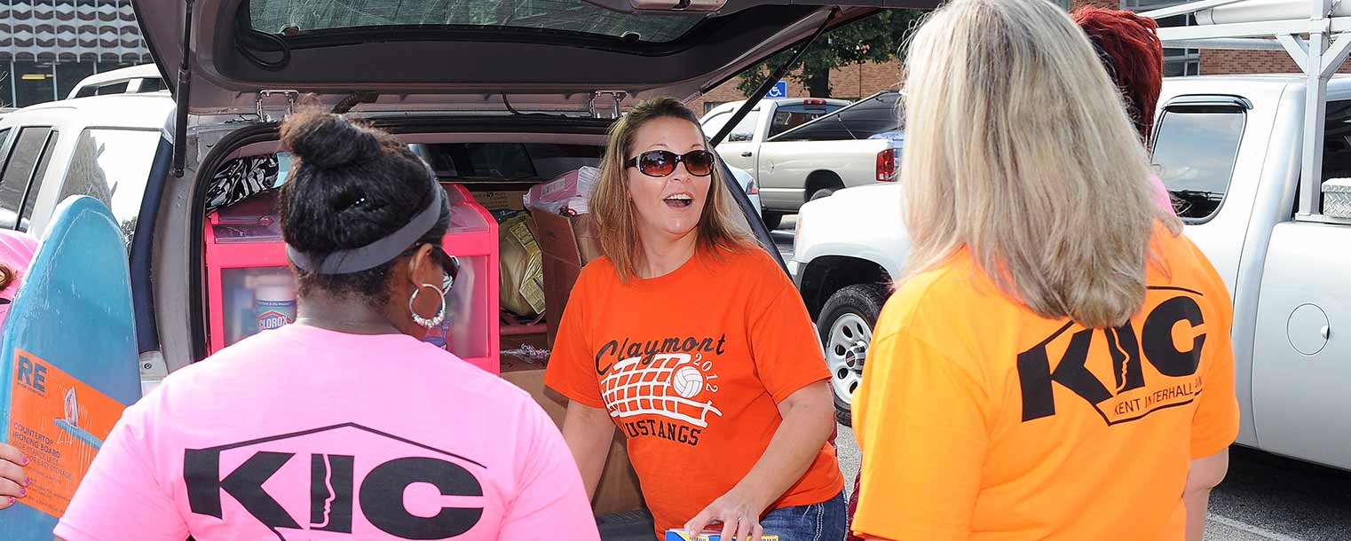 A Kent State alum and parent of an incoming student is pleasantly surprised to find volunteers to help her daughter’s move into a residence hall during freshman move-in day.