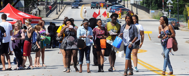 <p>Incoming Kent State students explore Kent during the Discover Downtown experience during Welcome Weekend 2011.<br />
</p>