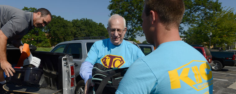 Dr. Lester Lefton helps unload a truck during Movers and Groovers. Many parents are pleasantly surprised when help is on hand to move their freshman into the residence halls.