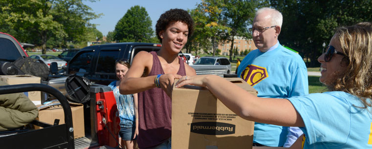 Dr. Lester Lefton helps incoming freshman students move into Manchester Hall.