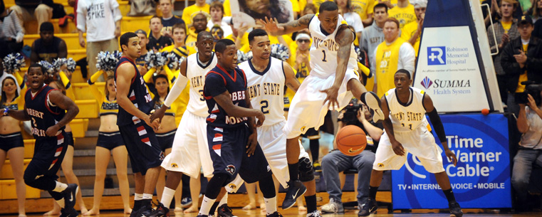 Kent State guard Eric Gaines tries to grab a loose ball during a game against Robert Morris.