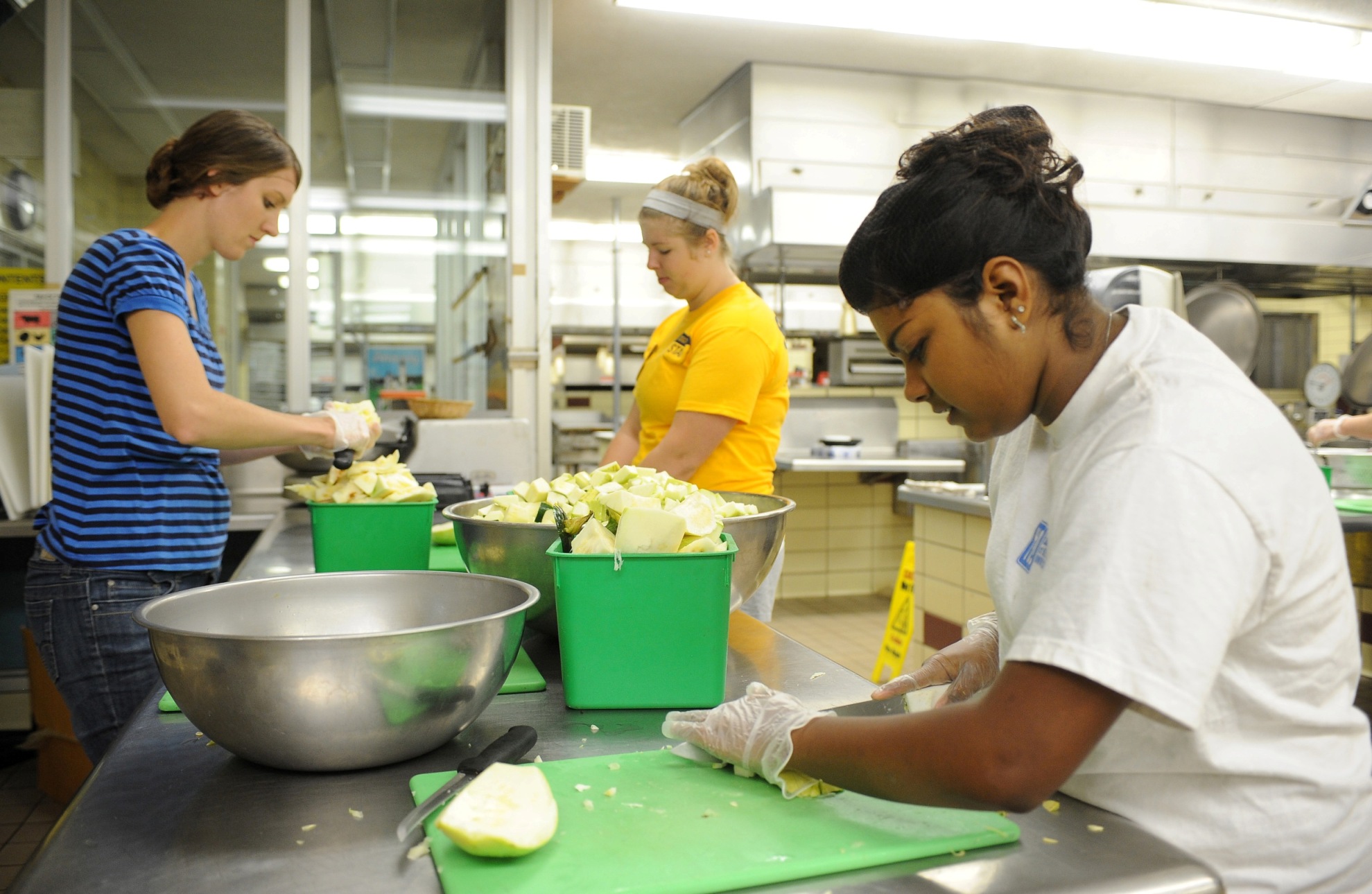 Kent State Students work at Campus Kitchen event