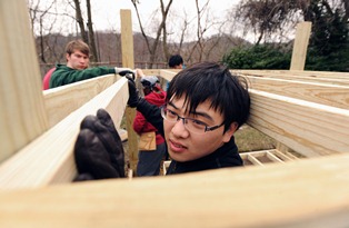 Photo of Kent State students volunteering in Youngstown